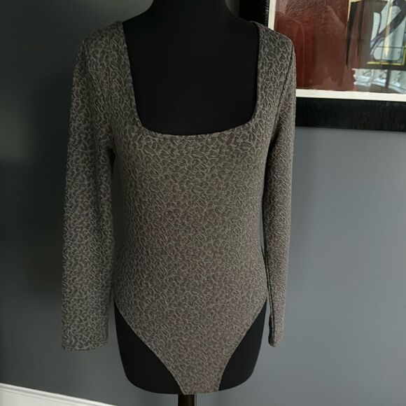 a new day gray textured stretch square front neckline long sleeve bodysuit. Med - Picture 2 of 10